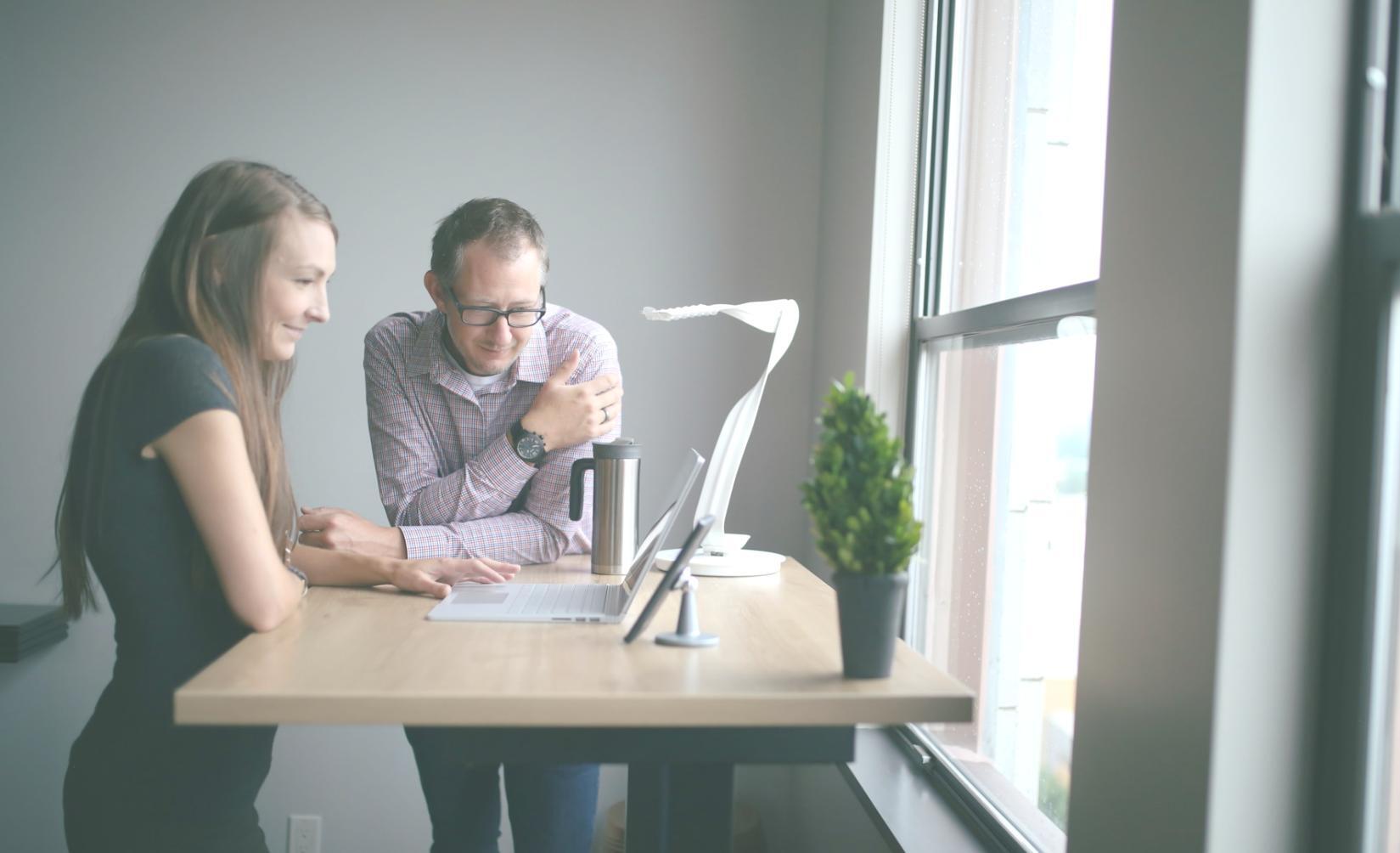 Consultor financiero trabajando con documentos y calculadora en oficina profesional